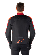 Alpinestars T-Jaws V4 Wasserdichte Jacke, Rückansicht, Schwarz mit Red Fluo und dunkelroten Akzenten, orangefarbenes Logo am unteren Rücken, verlängerte Rückenpartie für bessere Abdeckung beim Fahren, sportliche Textil-Motorradjacke