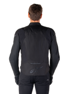 Alpinestars T-Jaws V4 Wasserdichte Jacke, Textil-Motorradjacke, Schwarz, Rückansicht mit Alpinestars-Logo am unteren Rücken, sportliche Passform für das Fahren auf der Straße