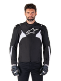 Alpinestars T-Jaws V4 Waterproof Jacket, zwart en wit, sportieve textiele motorjas voor heren, voorzien van een wit sterlogo op de borst, witte schouderaccenten en witte strepen op de onderarmen, hoge kraag, atletische pasvorm voor rijden op de weg