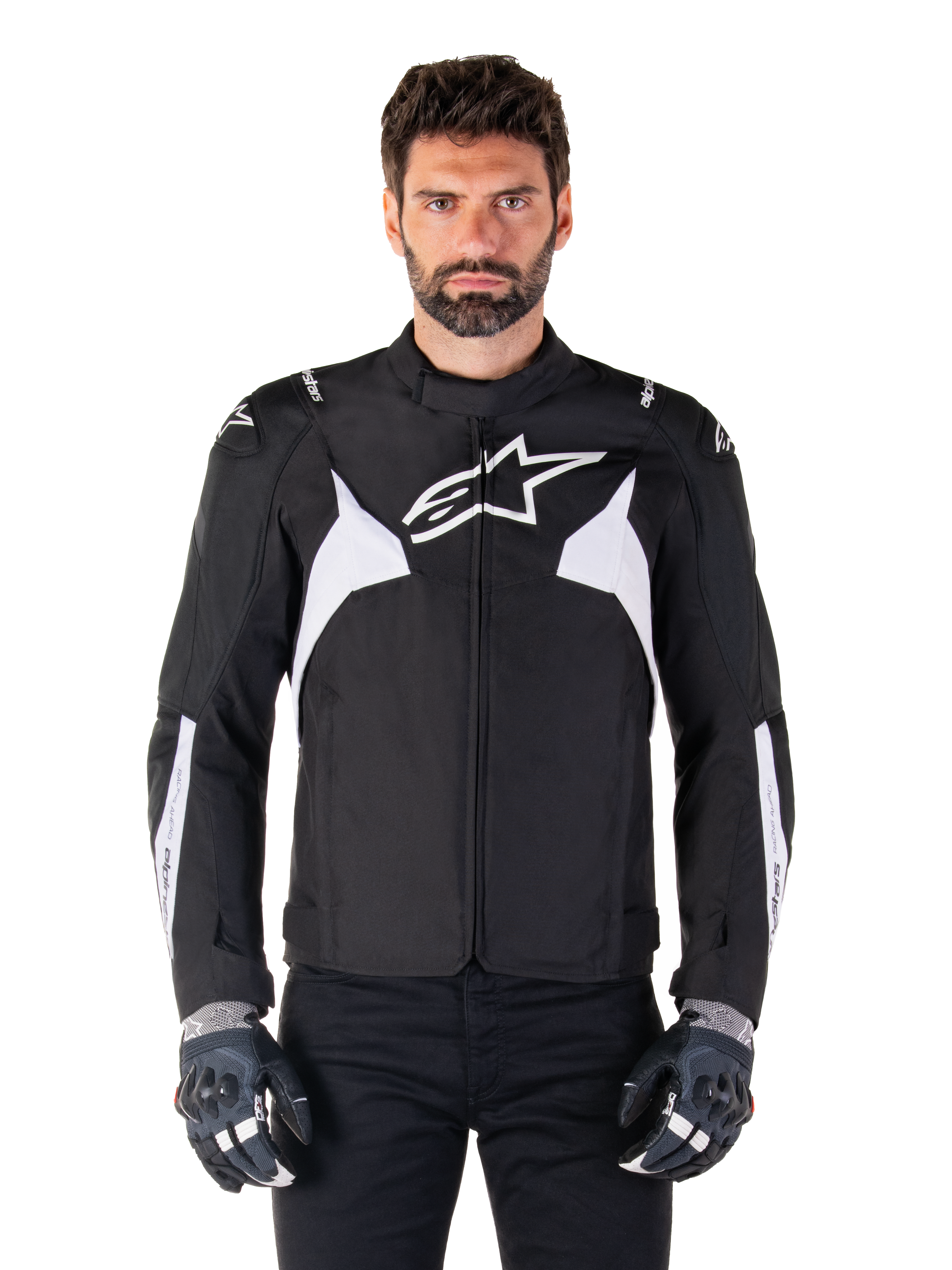Alpinestars T-Jaws V4 Waterproof Jacket, zwart en wit, sportieve textiele motorjas voor heren, voorzien van een wit sterlogo op de borst, witte schouderaccenten en witte strepen op de onderarmen, hoge kraag, atletische pasvorm voor rijden op de weg