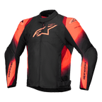 Alpinestars T-SP 1 V2 Waterproof Jacke, Motorradjacke, Schwarz und Fluo-Rot, mit hohem Kragen und langen Ärmeln, markantes Alpinestars Logo auf der Brust und Branding an den Ärmeln, sportliches Textildesign mit leuchtenden rötlich-orangen Akzenten, wasserdichte Konstruktion mit Schulterschliffern