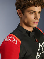 Alpinestars T-SPS V2 Wasserdichte Jacke, Motorrad-Textiljacke, Schwarz, Rot und Rot Fluo, Nahaufnahme eines Models, das die Jacke trägt, mit auffälligen weißen Alpinestars-Logos auf Schulter und Brust, flacher Kragen und athletische Sportpassform.