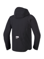 Alpinestars Aeroshell Waterproof Jacke, Schwarz, Rückansicht mit integrierter Kapuze und weißem ASTARS-Logo auf dem unteren Rücken, moderne Softshell-Motorradjacke mit technischem wasserdichtem Design