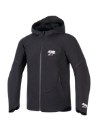 Alpinestars Aeroshell Waterproof Jacket, Schwarz, Vorderansicht einer Motorradjacke mit Kapuze, mit weißem ASTARS-Logo auf der Brust und am Ärmelbund, glattes Textil-Finish mit wasserdichtem Front-Reißverschluss