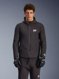 Alpinestars Aeroshell wasserdichte Jacke, Schwarz, Urban-Motorradjacke, Kapuzendesign mit durchgehendem Frontreißverschluss, weiße Logos auf Brust und Ärmeln, kombiniert mit passender schwarzer Hose und Handschuhen