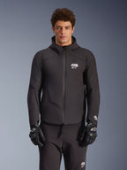 Alpinestars Aeroshell wasserdichte Jacke, Schwarz, Urban-Motorradjacke, Kapuzendesign mit durchgehendem Frontreißverschluss, weiße Logos auf Brust und Ärmeln, kombiniert mit passender schwarzer Hose und Handschuhen
