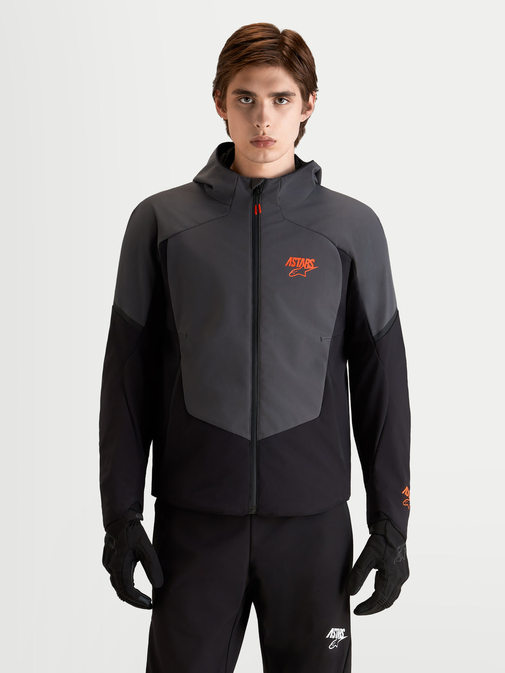 Alpinestars Aeroshell WP jas, heren motor sport softshell jas met capuchon, zwart en donkergrijs, CE-gecertificeerde bescherming, model draagt jas
