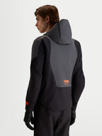 Alpinestars Aeroshell WP motorjas, waterdichte sportieve softshell motorjas voor heren, zwart en donkergrijs, met geïntegreerde capuchon en rugpaneeldetail, achteraanzicht.
