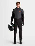 Alpinestars Aeroshell WP Jas, heren motorjas, zwart en donkergrijs, met capuchon en CE-gecertificeerde bescherming, gedragen door een model dat een motorhelm vasthoudt