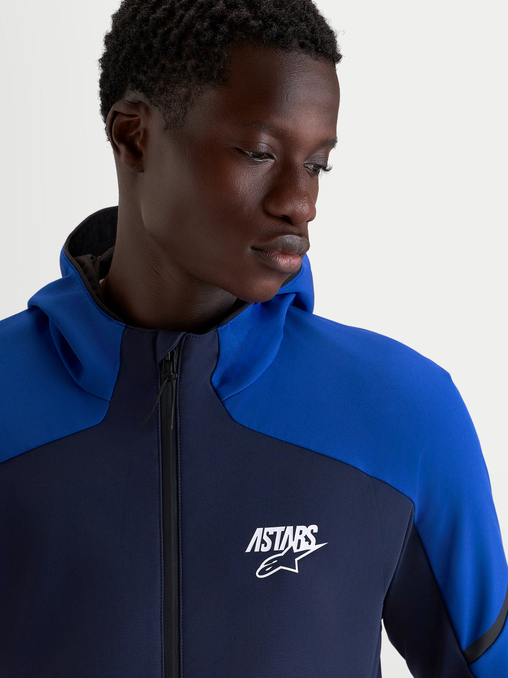 Alpinestars Aeroshell Wp jas, waterdichte heren motorjas en sport hoodie, donkerblauw en felblauw, wit ASTARS-logo, waterdichte ritssluiting aan de voorzijde, portret