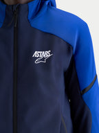 Alpinestars Aeroshell waterdichte motorjas, nachtblauw en felblauw, detailopname van heren softshell motorjas met wit Astars-logo op de borst, waterdichte rits en capuchon