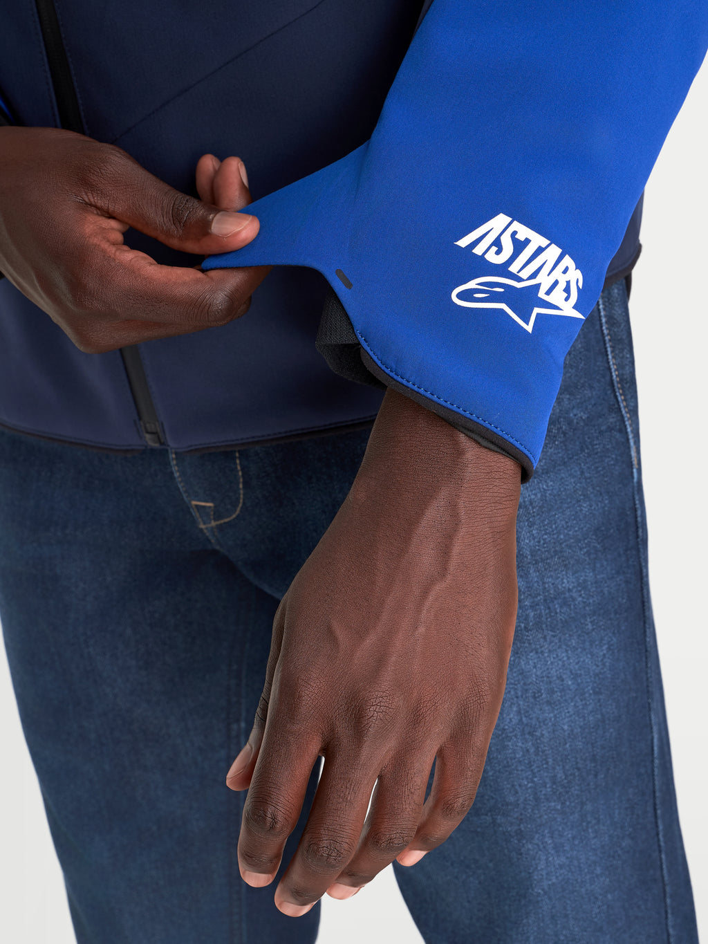 Alpinestars Aeroshell Wp jas, waterdichte motorjas voor heren, detailopname van de manchetten met A-stars-logo, nachtblauw en felblauw