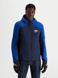 Alpinestars Aeroshell WP heren motorjas, waterdichte sportieve softshell motorjas met capuchon, nachtblauw en felblauw, gedragen door een model
