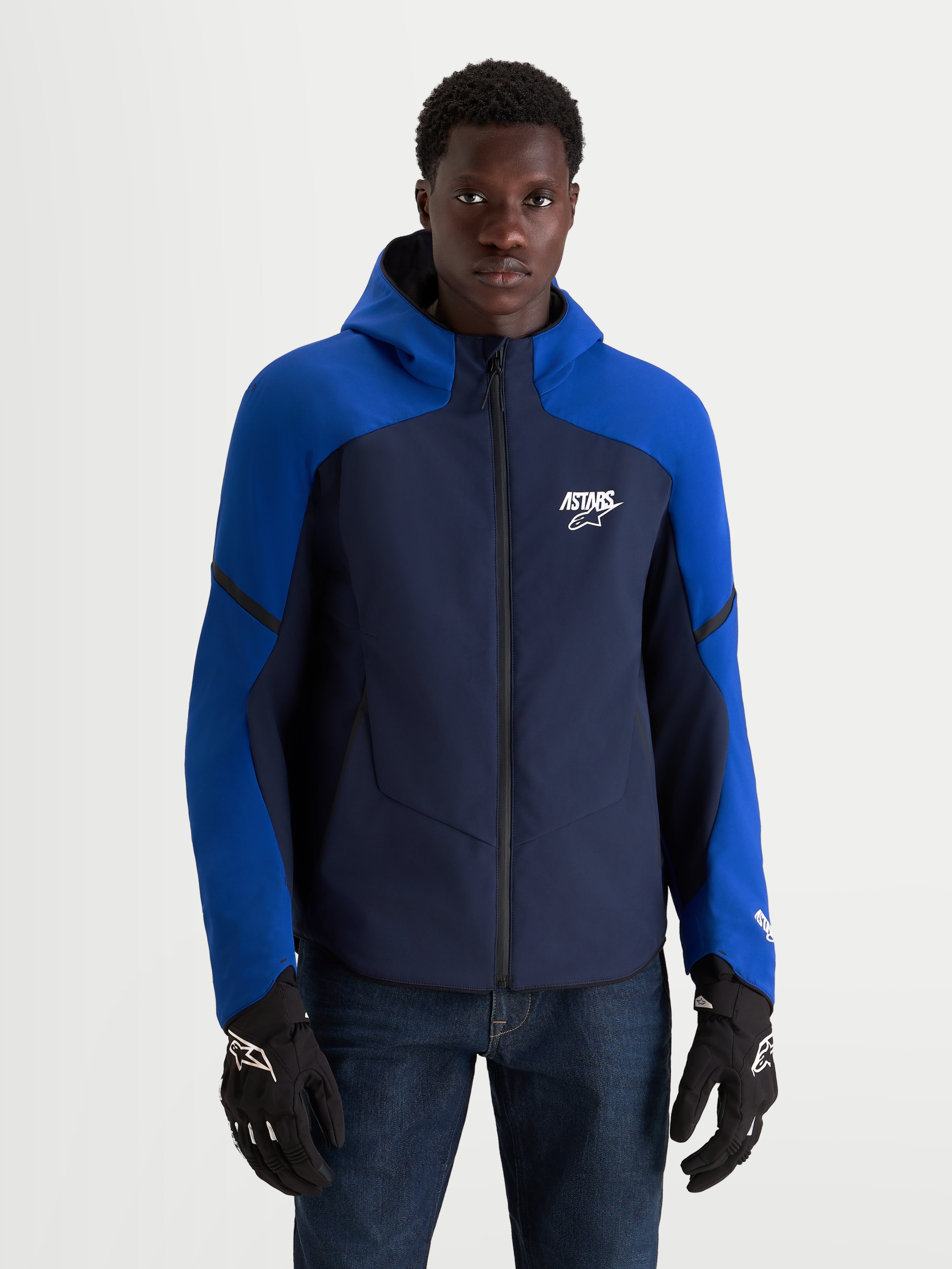 Alpinestars Aeroshell WP heren motorjas, waterdichte sportieve softshell motorjas met capuchon, nachtblauw en felblauw, gedragen door een model