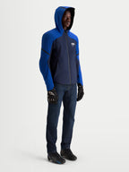 Alpinestars Aeroshell WP jas, heren-motorjas met capuchon, nachtblauw en felblauw, waterdichte softshell met CE-gecertificeerde bescherming en stretchstof, gedragen door een model