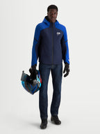 Alpinestars Aeroshell Wp jas, waterdichte motorjas voor heren met capuchon, donkerblauw en felblauw, CE-gecertificeerd, gedragen door een model met een bijpassende helm