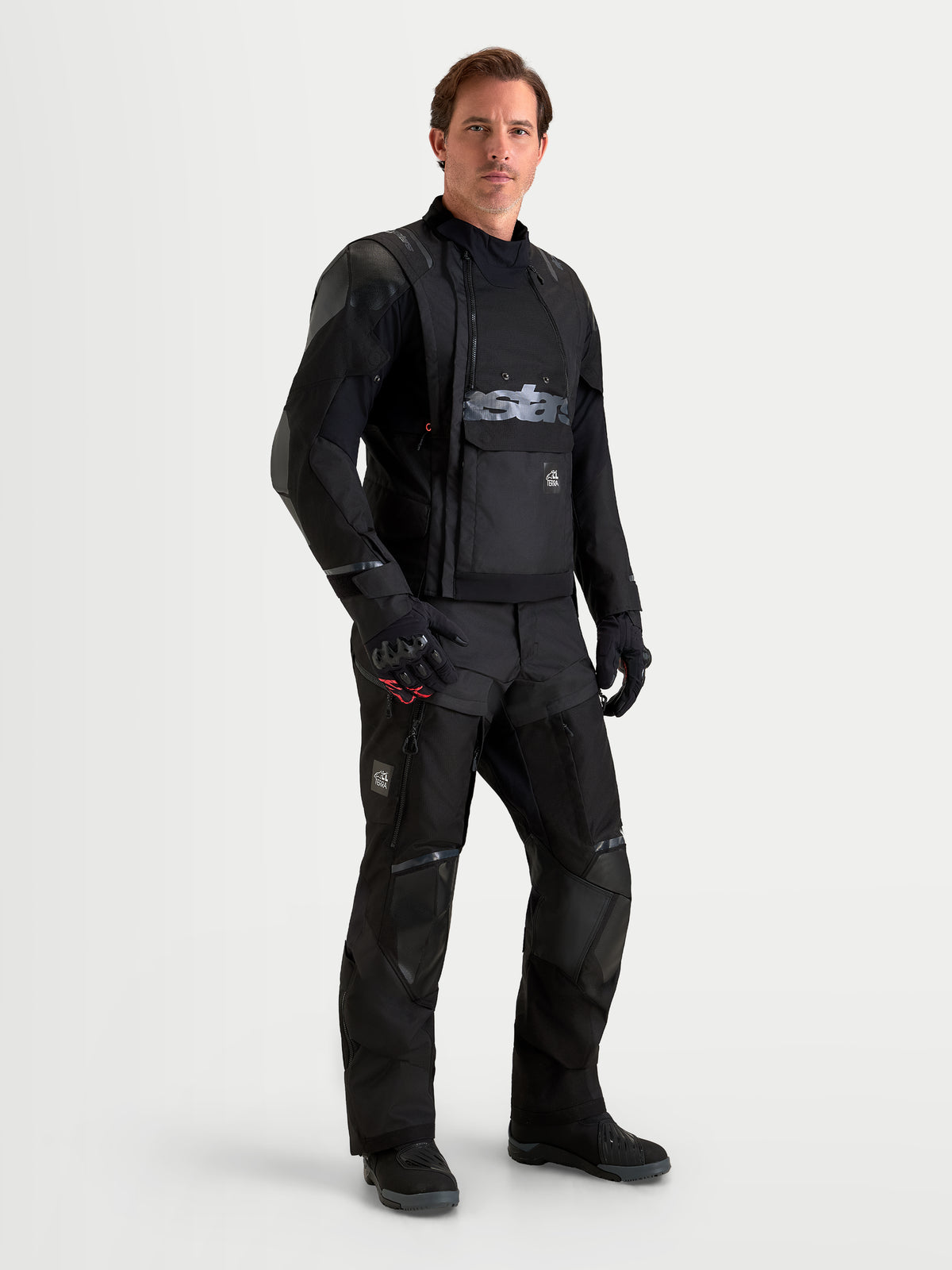 Alpinestars Harok V2 Drystar jas, heren all-terrain adventure motorjas, zwart, waterdichte constructie met modulaire ventilatie en CE-gecertificeerde bescherming, gedragen door een model.