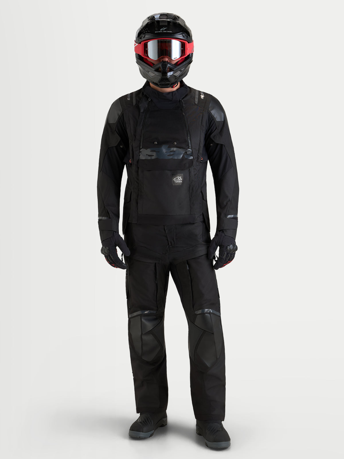 Alpinestars Harok V2 Drystar jas, avontuurlijke motorjas voor heren, zwart, met modulaire ventilatie en waterdicht ontwerp, gedragen door een model.