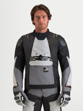 Alpinestars Harok V 2 Drystar jas, heren adventure motorjas, donkergrijs, ijsgrijs en zwart, waterdicht, CE-gecertificeerd, gedragen door een model