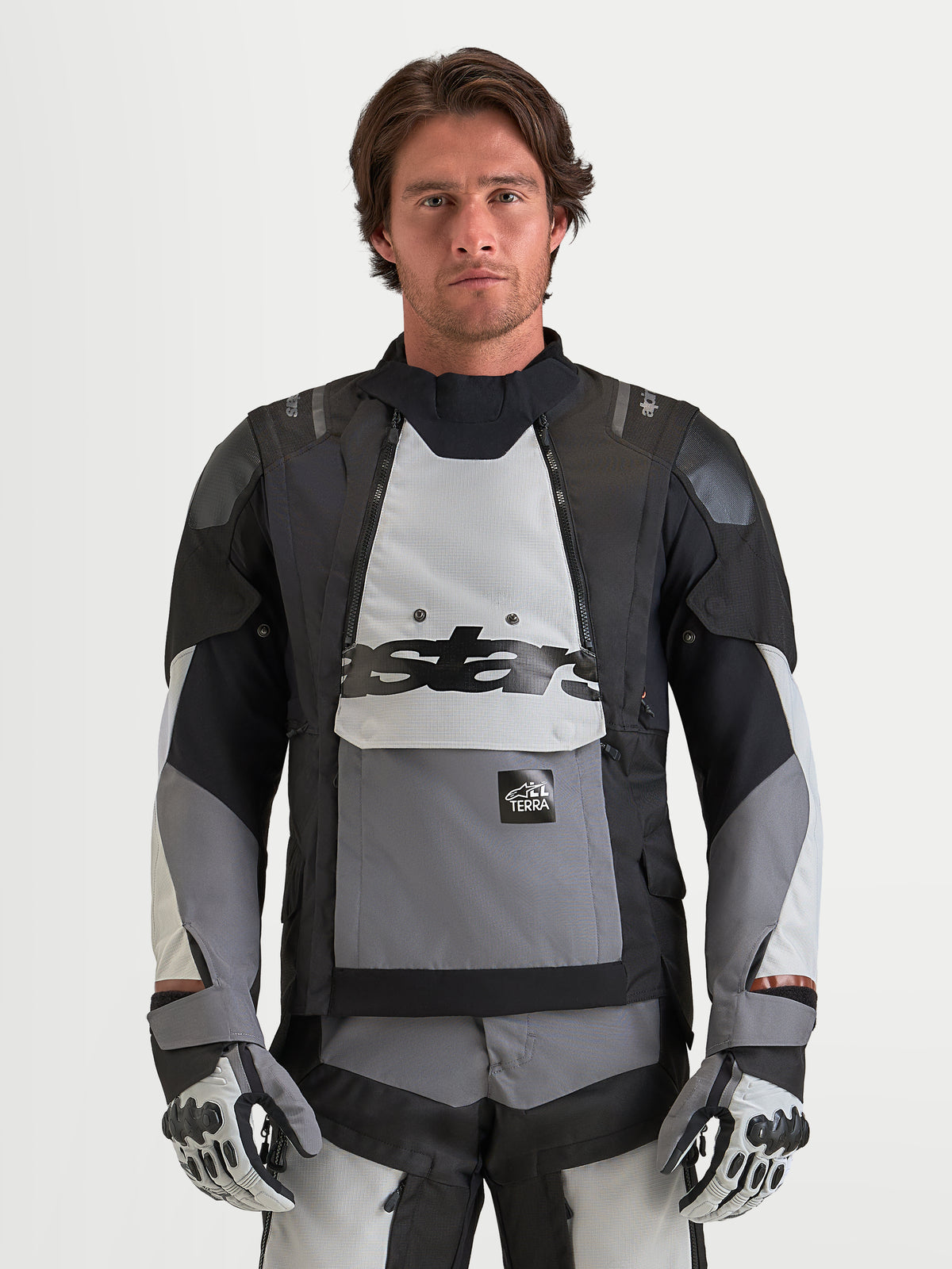 Alpinestars Harok V 2 Drystar jas, heren adventure motorjas, donkergrijs, ijsgrijs en zwart, waterdicht, CE-gecertificeerd, gedragen door een model