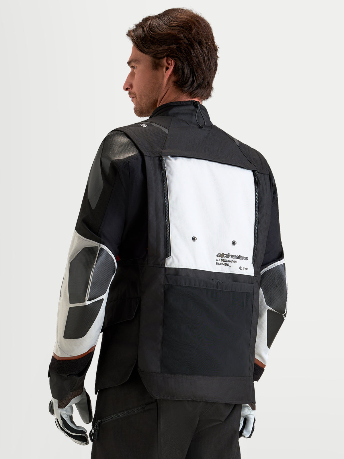 Alpinestars Harok V 2 Drystar jas, heren-adventuremotorjas, donkergrijs, ijsgrijs en zwart, achteraanzicht op een model met modulair ventilatiesysteem en CE-gecertificeerde bescherming