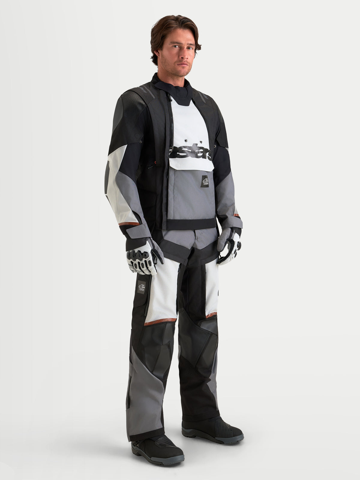 Alpinestars Harok V2 Drystar jas, heren adventure motorjas, donkergrijs, ijsgrijs en zwart, waterdichte modulaire constructie, gedragen door een model