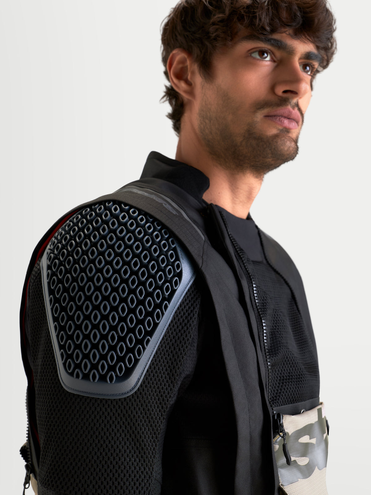 Alpinestars Harok V2 Drystar Jacke, Herren-Adventure-Motorradjacke in Grau, Braun und Schwarz, Nahaufnahme mit integriertem Nucleon Flex Pro CE Level 2 Schulterprotektor und modularem Mesh-Belüftungssystem