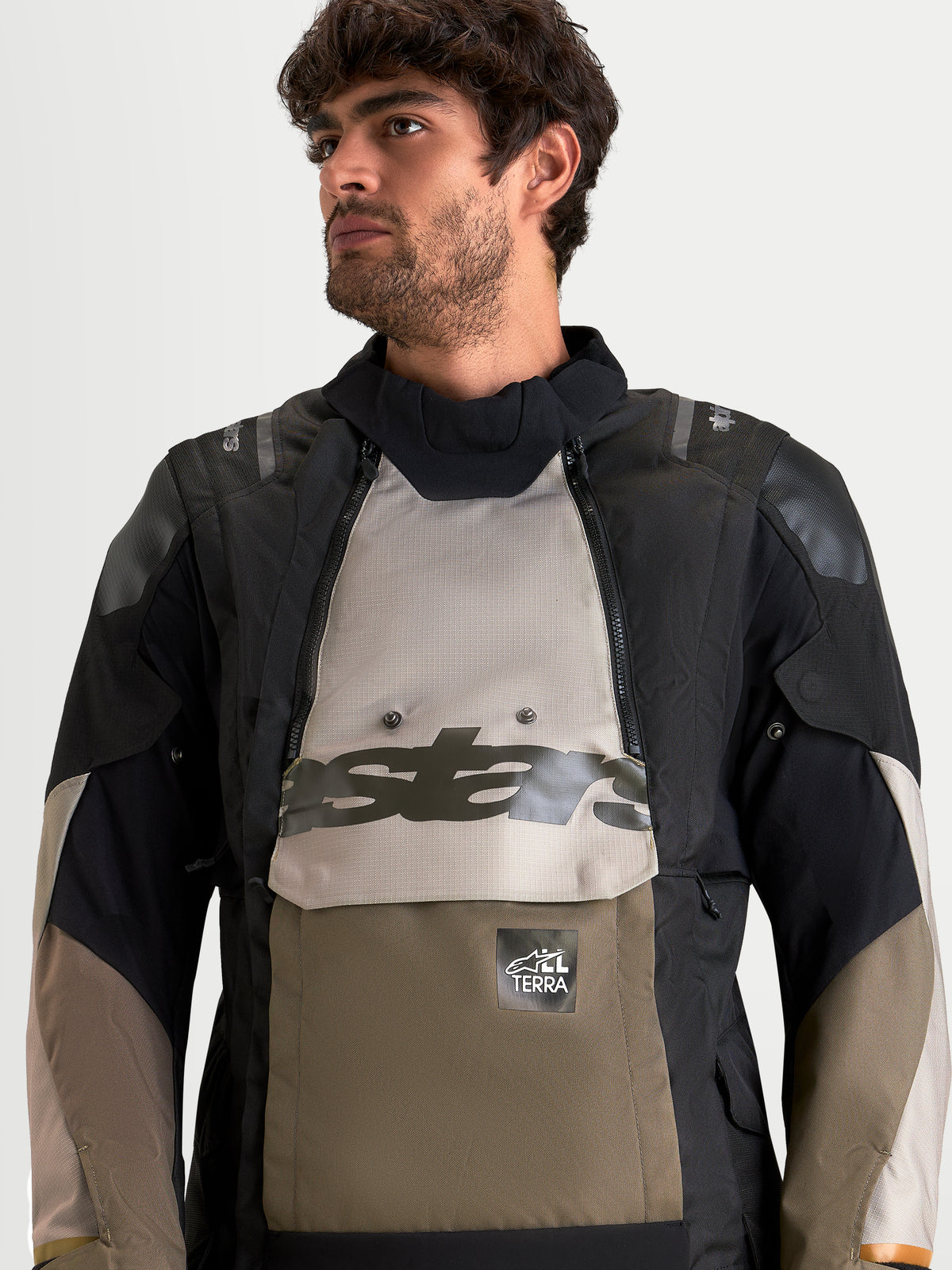 Alpinestars Harok V2 Drystar Jacke, Herren-Adventure-Motorradjacke in Aluminium, Braun und Schwarz, modulares wasserdichst Design mit Kängurutasche vorne, Nahaufnahme am Modell