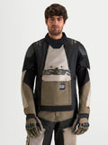 Alpinestars Harok V 2 Drystar Jacke, Herren-Abenteuer-Motorradjacke in Aluminium, Walnuss und Schwarz, mit wasserdichter Textilschale und CE-zertifiziertem Schutz, getragen von einem Model