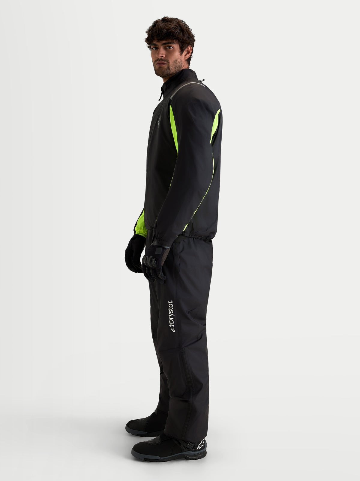 Alpinestars Harok V2 Drystar Jacke, Herren All-Terrain-Abenteuer-Motorradjacke, Schwarz und Neon-Gelb, wasserdichter Drystar-Schutz, getragen von einem Modell