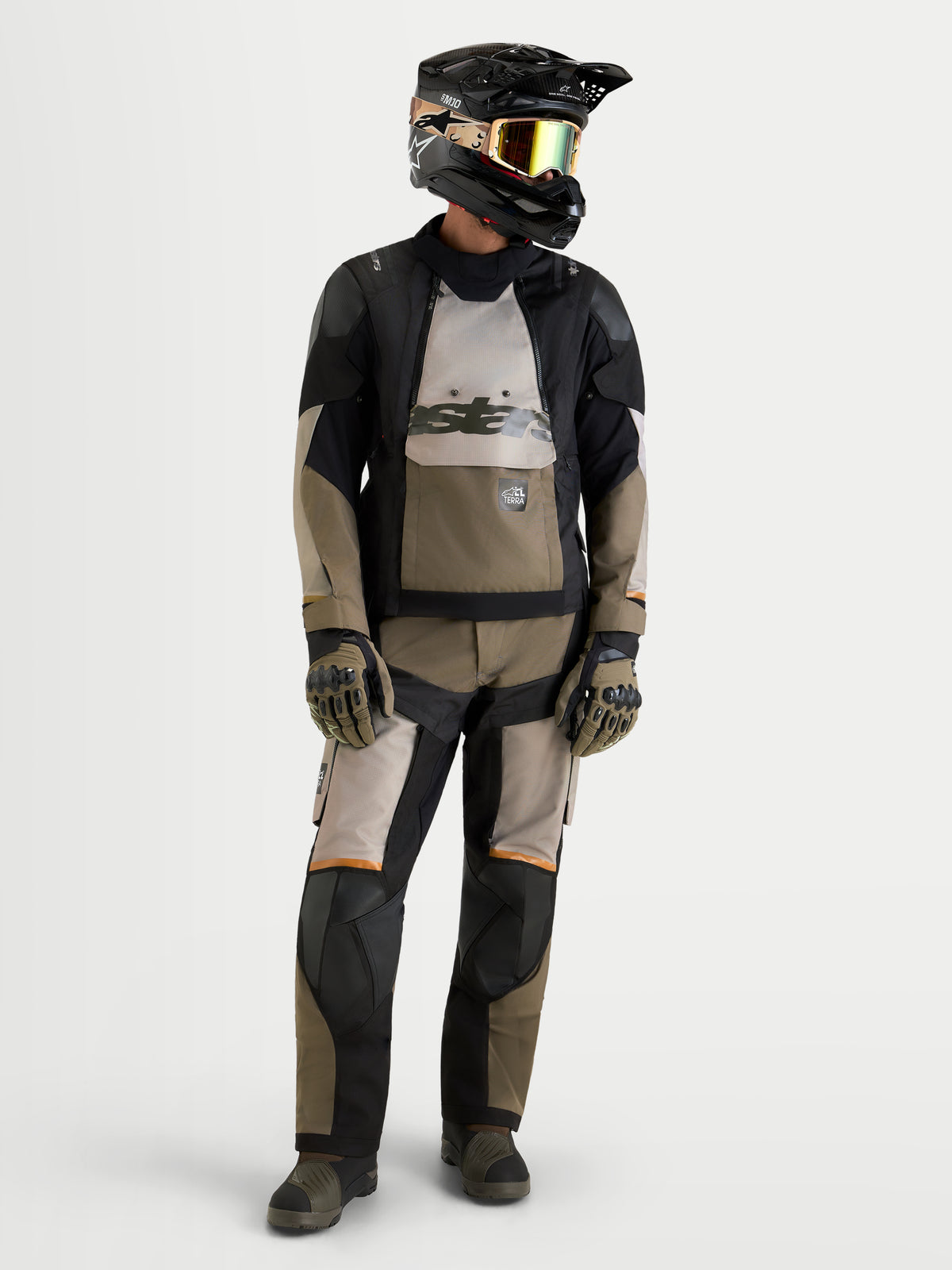 Alpinestars Harok V2 Drystar Jacke, Herren-Adventure-Motorradjacke, Aluminium, Walnuss und Schwarz, getragen mit passender Motorradhose, Helm, Schutzbrille und Handschuhen für Allterrain-Touring