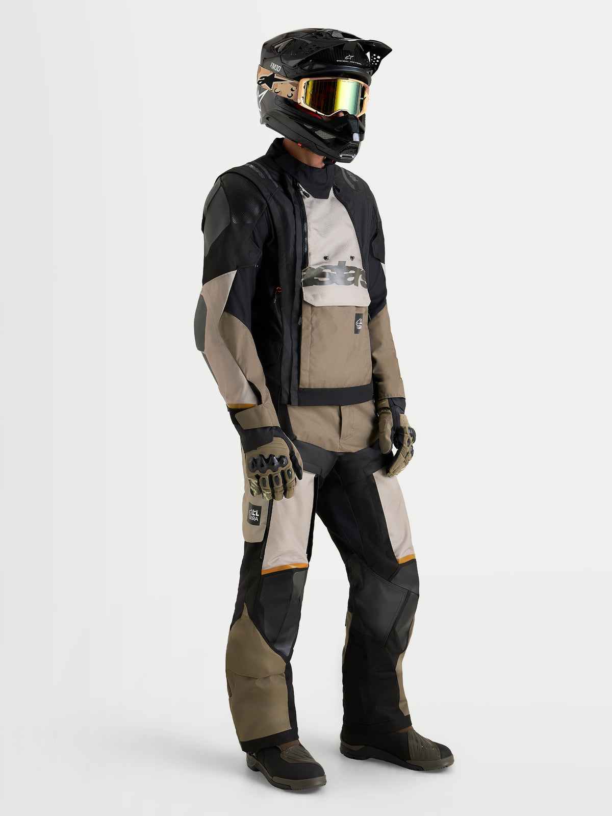 Alpinestars Harok V2 Drystar Jacke, All-Terrain-Abenteuer-Motorradjacke für Herren, Aluminium, Braun und Schwarz, getragen von einem Fahrer mit passendem Helm und passender Hose