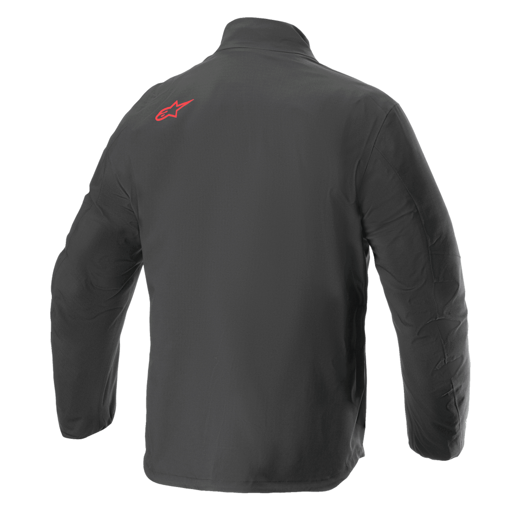 Alpinestars AMT Storm Gear Drystar® XF Jas, waterdichte motorjas, zwart, achteraanzicht met een rood Alpinestars-logo op de bovenste schouder, duurzame textiele ripstop-constructie met een verlengde rug voor extra dekking