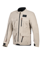 Veste Alpinestars Borrego Drystar®, veste de moto, gris chaud, vue de face avec plusieurs poches cargo, fermetures éclair noires avec tirettes marron, texture en toile cirée et un écusson noir sur la poitrine.