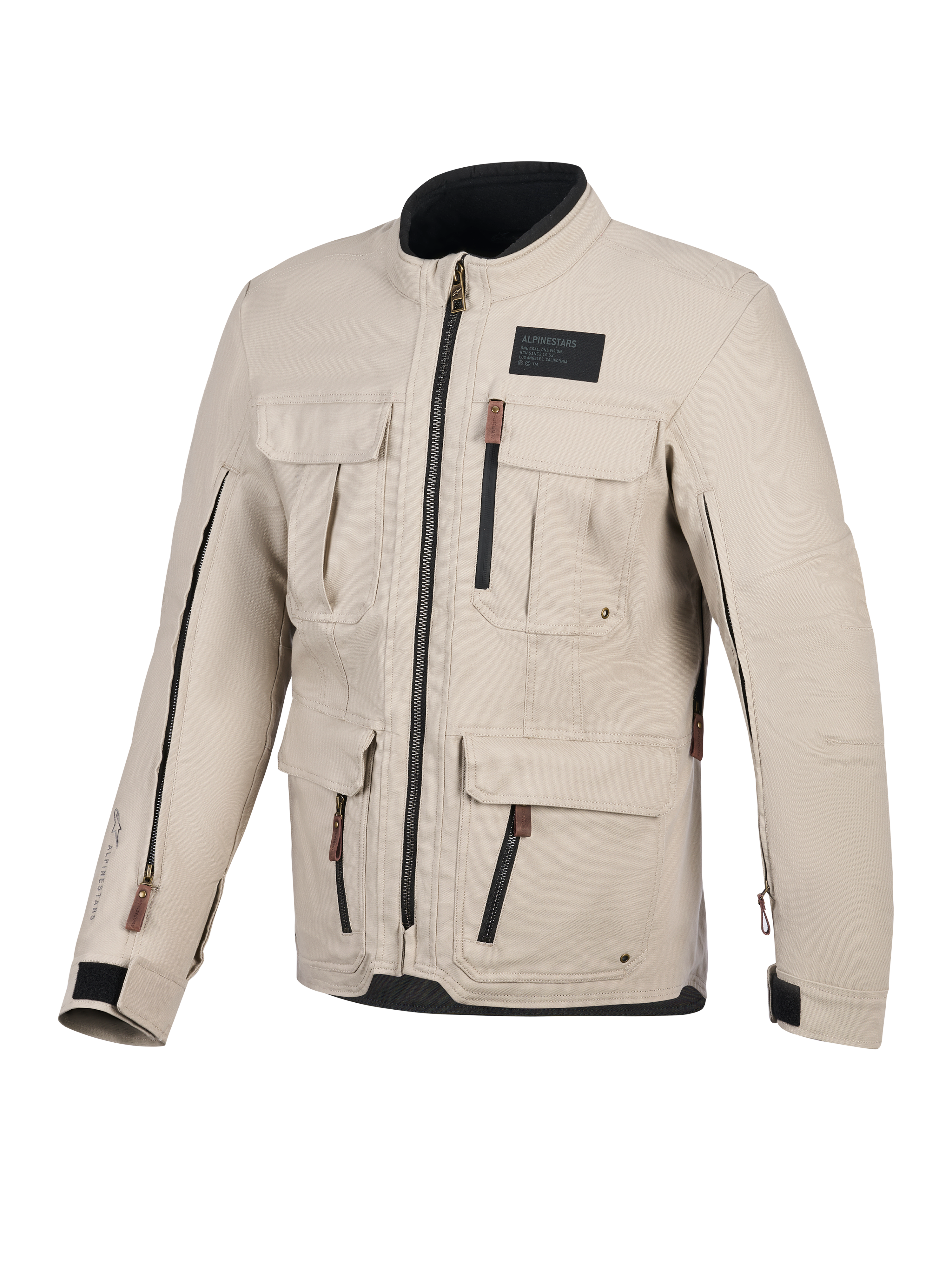Veste Alpinestars Borrego Drystar®, veste de moto, gris chaud, vue de face avec plusieurs poches cargo, fermetures éclair noires avec tirettes marron, texture en toile cirée et un écusson noir sur la poitrine.