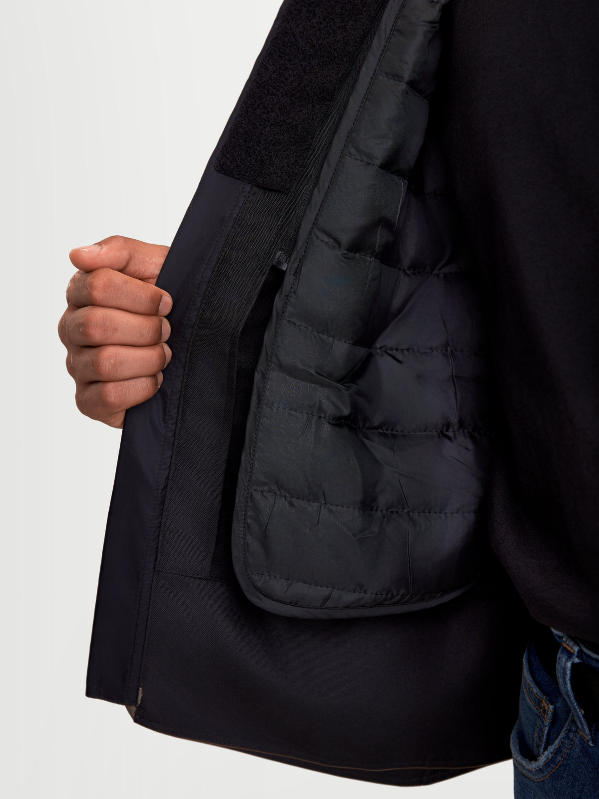 Alpinestars C 1 Waterproof Veste, veste de moto urbaine pour homme noire et marron, vue rapprochée montrant la construction matelassée intérieure