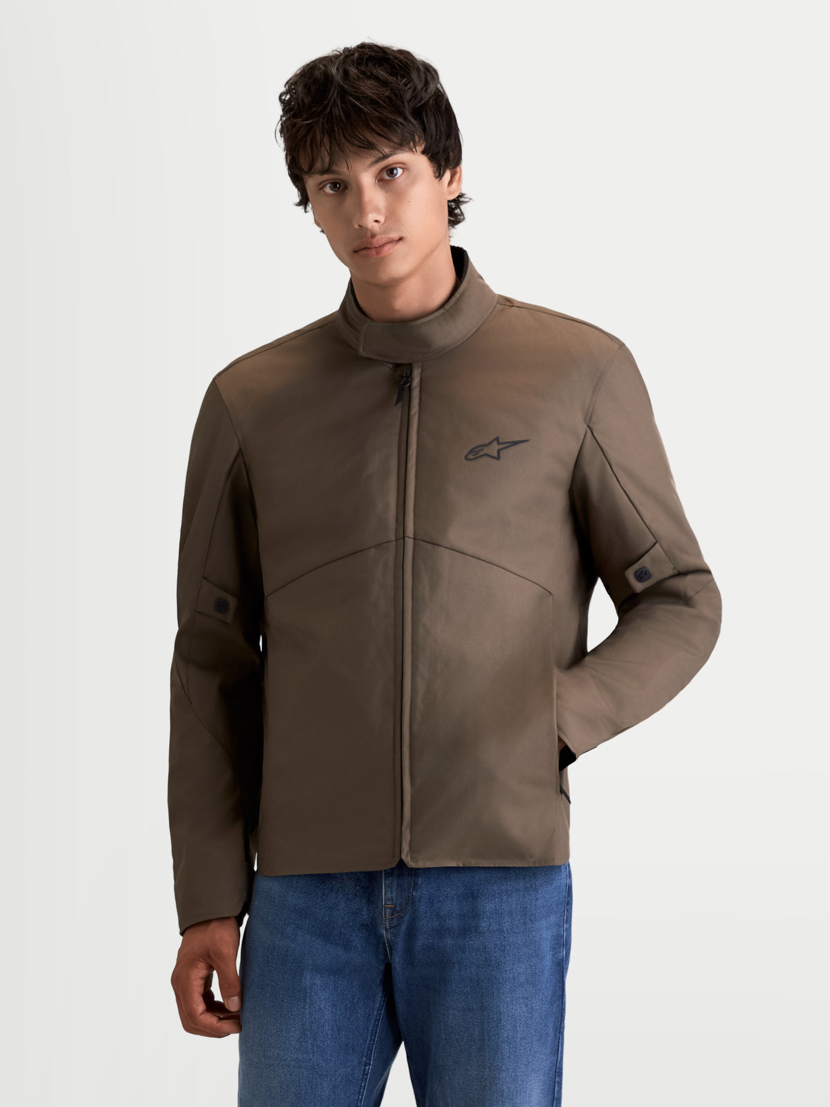 Alpinestars C 1 Waterproof Veste, veste de moto urbaine et contemporaine pour homme en marron, vue de face portée par un modèle mettant en valeur la construction imperméable et le col ergonomique