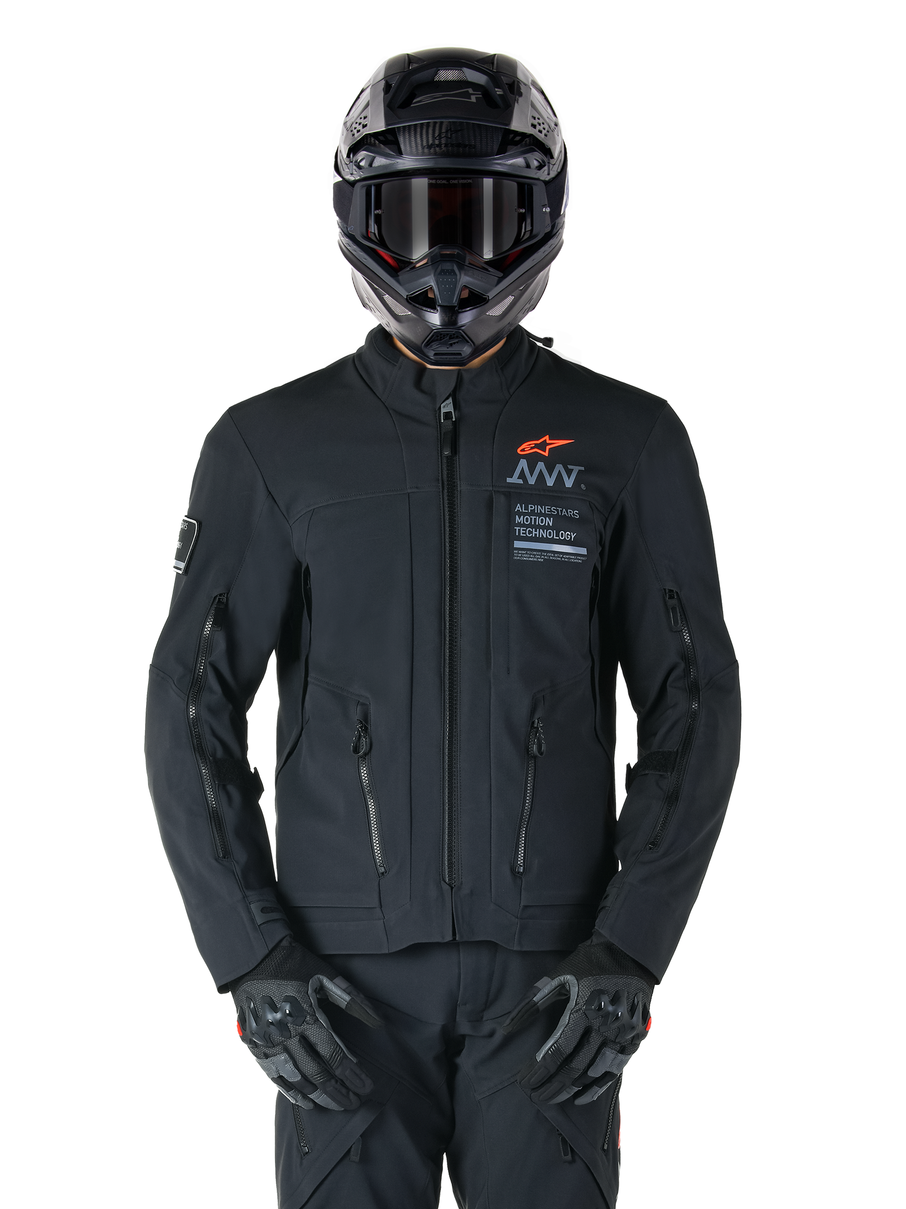 Alpinestars AMT-8 Stretch Drystar® XF Jacke, schwarze Motorradjacke, mit orangefarbenem Alpinestars-Logo und grauem AMT-Branding, hoher Kragen mit Frontreißverschluss und Belüftungsöffnungen, getragen mit schwarzem Helm und Handschuhen, schützende Adventure-Tourenbekleidung