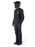 Alpinestars AMT-8 Stretch Drystar® XF Jacke, Adventure-Motorradjacke, Schwarz, getragen mit passender Hose, Helm und Handschuhen, mit Alpinestars Motion Technology Branding und orangefarbenen Akzenten, strapazierfähige Stretch-Konstruktion für Adventure-Touren