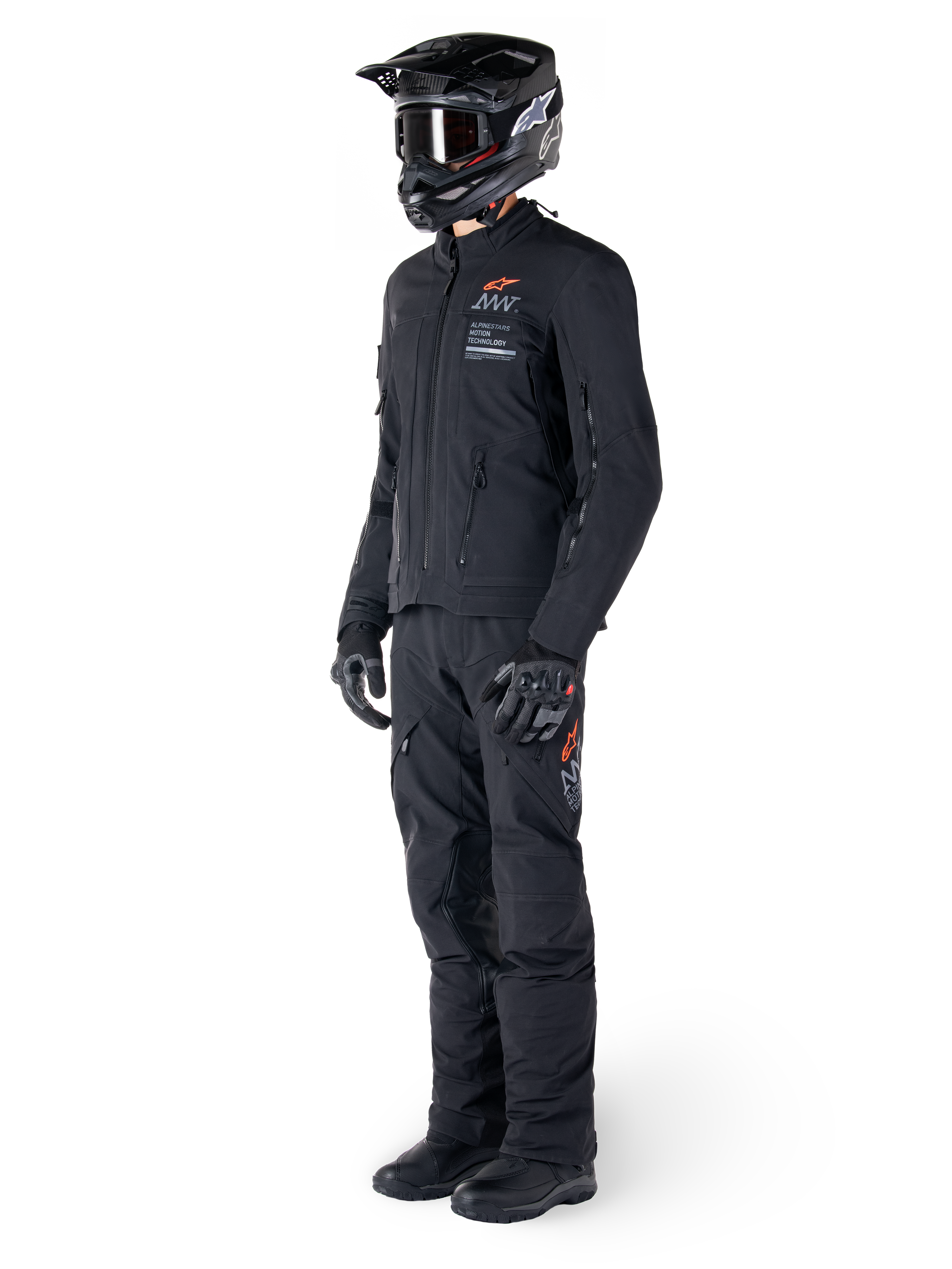 Alpinestars AMT-8 Stretch Drystar® XF Jacke, Adventure-Motorradjacke, Schwarz, getragen mit passender Hose, Helm und Handschuhen, mit Alpinestars Motion Technology Branding und orangefarbenen Akzenten, strapazierfähige Stretch-Konstruktion für Adventure-Touren