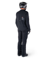 Alpinestars AMT-8 Stretch Drystar® XF Jacke, Schwarz, Rückansicht eines Fahrers mit passender schwarzer Hose und schwarzem Helm, mit „Alpinestars Motion Technology“-Branding auf dem Rücken, technisches Stretchmaterial für Adventure-Motorradtouren