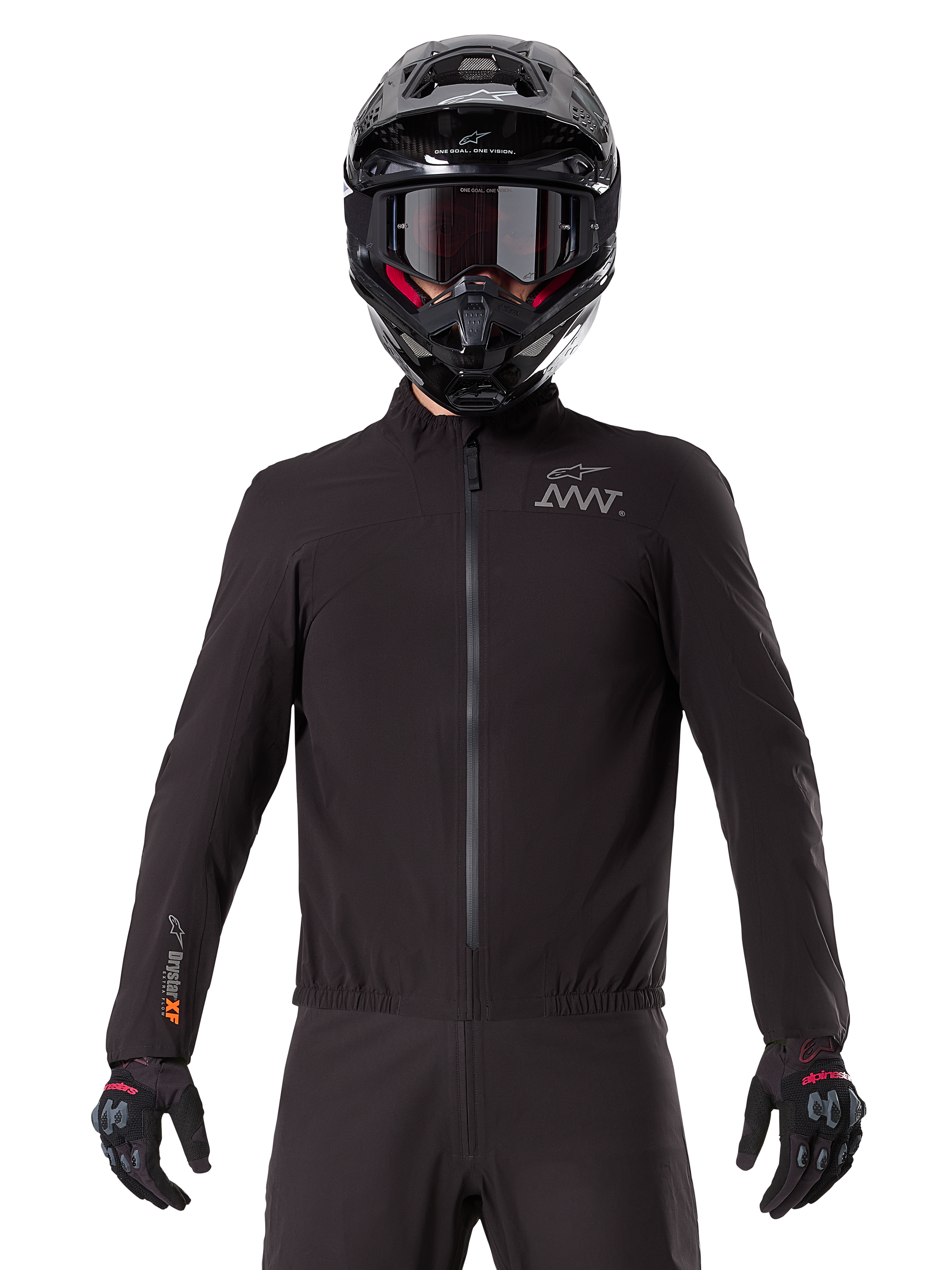 Alpinestars AMT-8 Stretch Drystar® XF Liner, schwarze wasserdichte Motorrad-Innenjacke, mit Frontreißverschluss und elastischem Bund, AMT-Logo auf der Brust und Drystar XF Branding am Ärmel, getragen mit schwarzem Helm und Handschuhen.