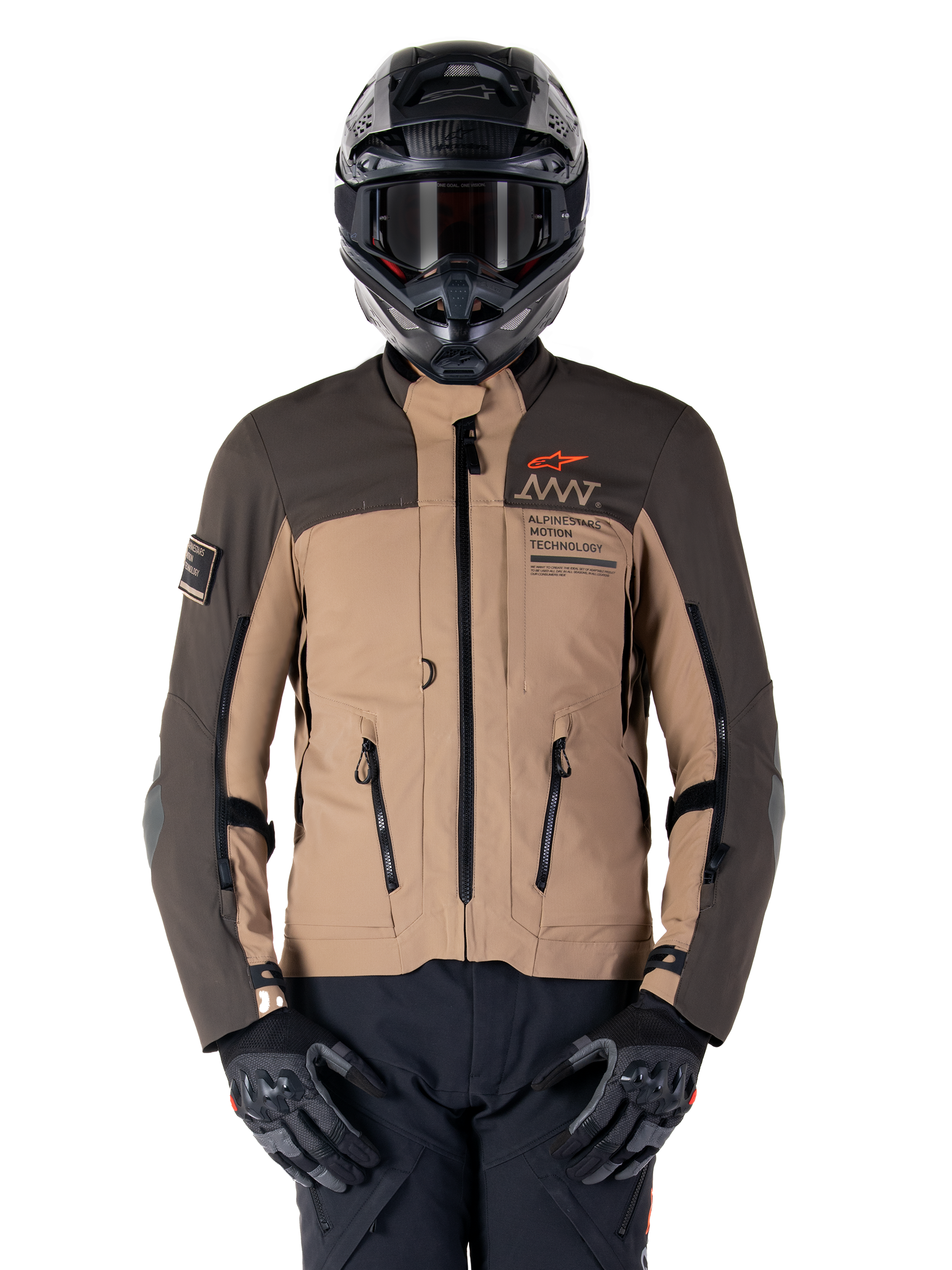 Veste Alpinestars AMT-8 Stretch Drystar XF, veste de moto d'aventure touring, kaki foncé et marron foncé, avec logo Astars orange et fermetures éclair noires, portée avec un casque d'aventure noir et des gants noirs, tenue de moto complète