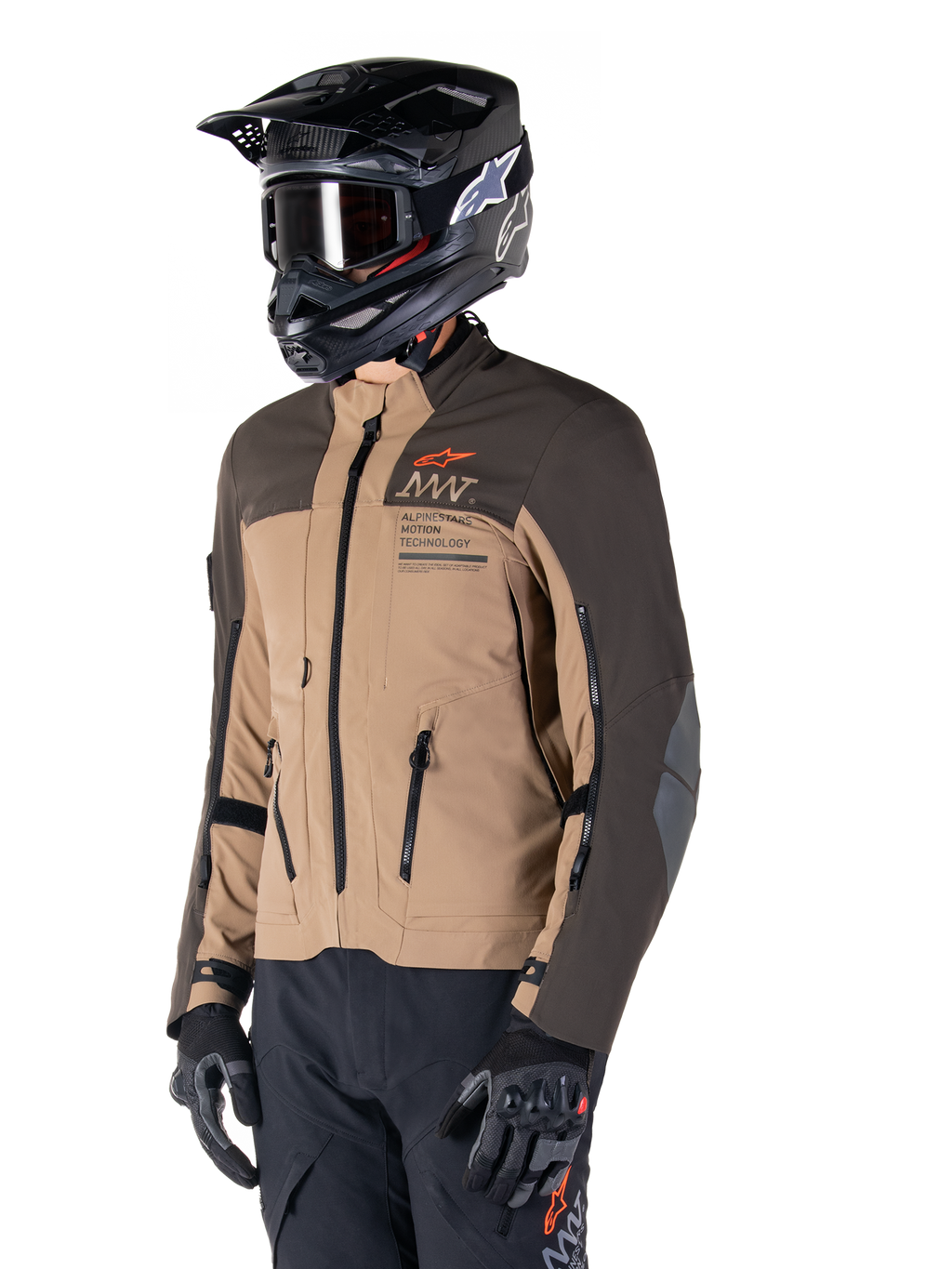Veste Alpinestars AMT-8 Stretch Drystar® XF, veste de moto d'aventure, brun foncé et kaki foncé, portée avec un casque tout-terrain noir et des lunettes, arborant le marquage Alpinestars Motion Technology et des ouvertures de ventilation zippées.