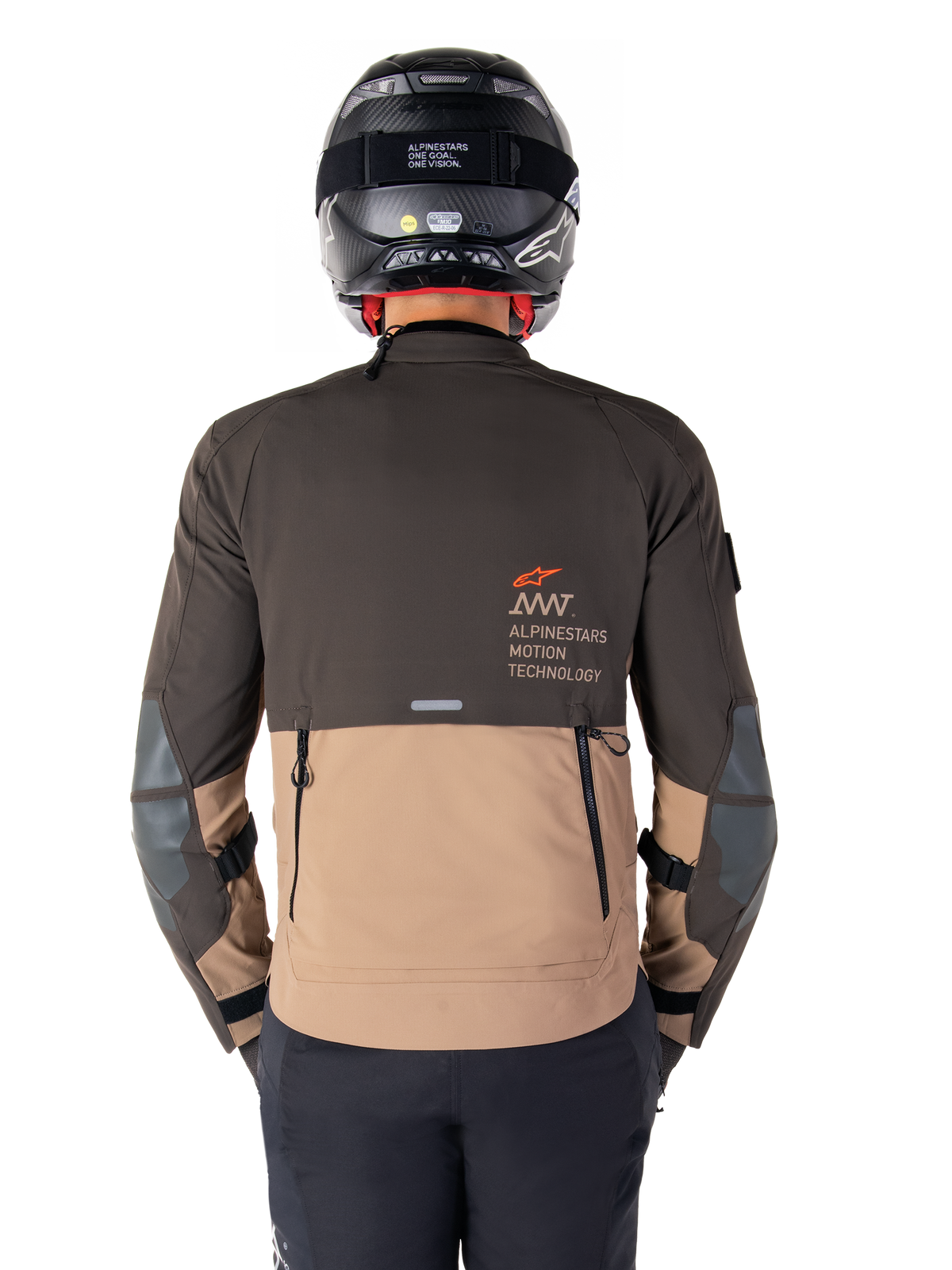 Veste Alpinestars AMT-8 Stretch Drystar® XF, vue arrière, design bicolore marron foncé et kaki foncé, avec marquage Alpinestars Motion Technology, poche cargo arrière zippée et panneaux de protection aux coudes, équipement de moto aventure touring