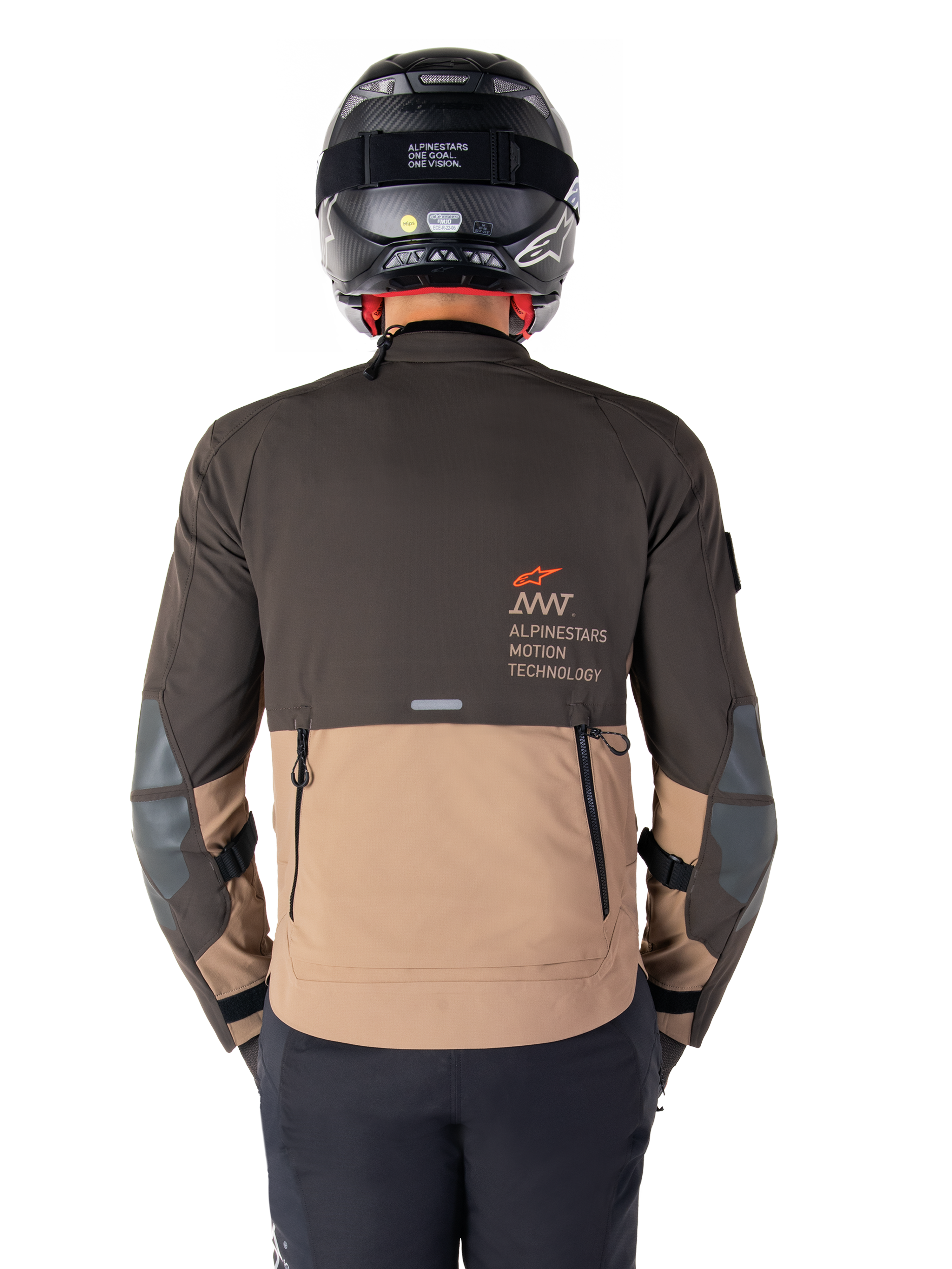 Veste Alpinestars AMT-8 Stretch Drystar® XF, vue arrière, design bicolore marron foncé et kaki foncé, avec marquage Alpinestars Motion Technology, poche cargo arrière zippée et panneaux de protection aux coudes, équipement de moto aventure touring