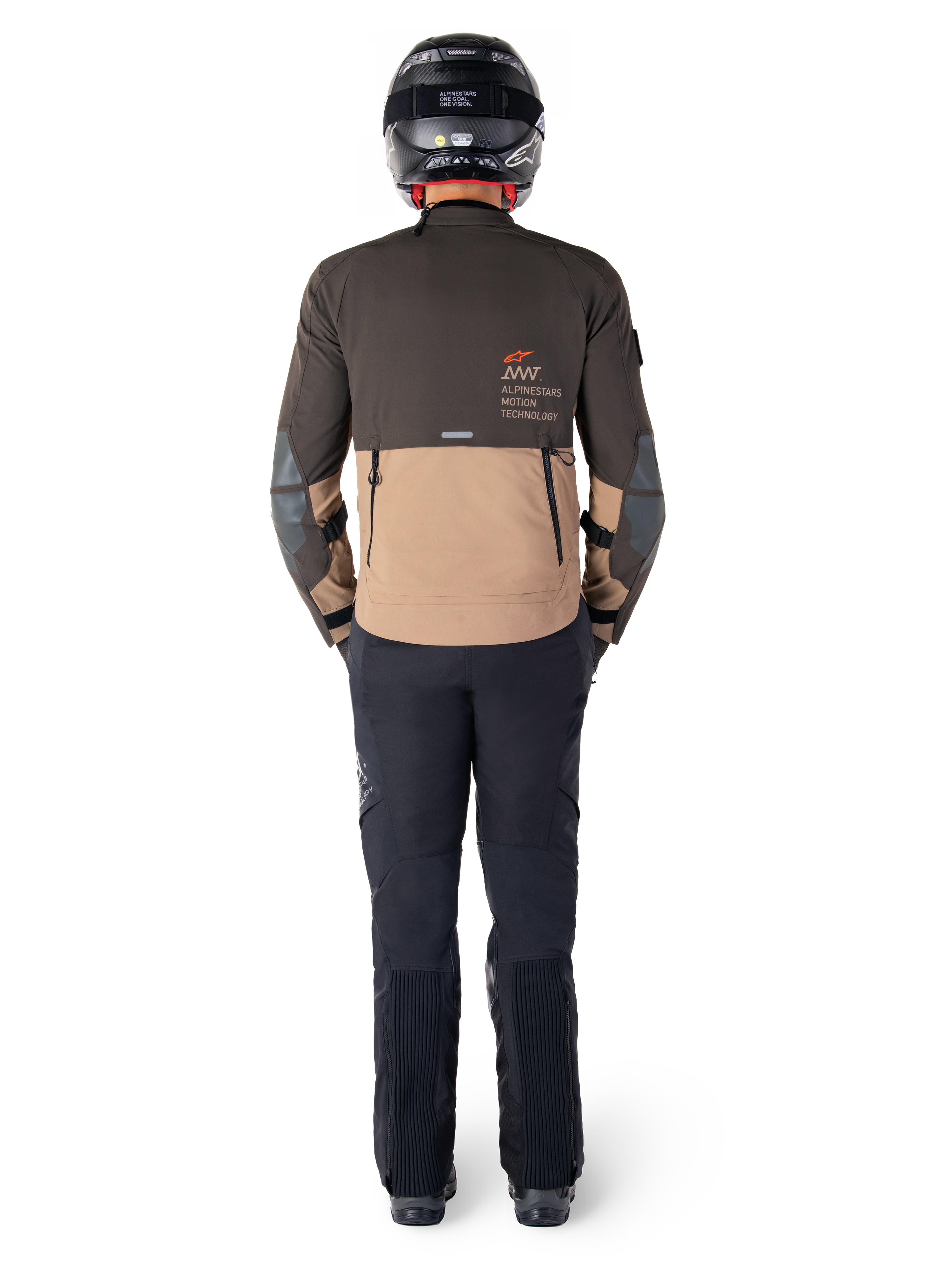 Veste Alpinestars AMT-8 Stretch Drystar® XF, veste Adventure Touring, brun foncé et kaki foncé, vue arrière montrant le marquage Alpinestars Motion Technology dans le dos, portée avec un pantalon noir et un casque intégral noir, textile extensible haute performance pour équipement de moto d'aventure