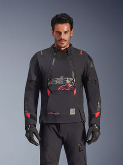 Veste laminée Alpinestars Halo Pro Drystar® XF, veste de moto d'aventure, noir Dark Shadow avec accents rouges, modèle masculin portant un équipement technique complet incluant gants et pantalon assortis, vue de face mettant en avant les panneaux de ventilation modulaires et la construction imperméable.