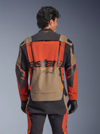 Alpinestars Halo Pro Drystar® XF Gelamineerd Jack, Walnut Rust Black kleurstelling, achteraanzicht, voorzien van een groot oranje rugpaneel met zwarte ASTARS-branding, walnootkleurige onderste opbergzak en Tech-Air® Ready kraag, gedragen met bijpassende adventure motorbroek en zwarte handschoenen