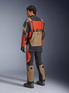 Alpinestars Halo Pro Drystar® XF gelamineerd jack, Walnut Rust Black adventure motorjas, achteraanzicht gedragen met bijpassende broek en zwarte laarzen, voorzien van technisch 3L-stretchmateriaal, modulaire ventilatiepanelen en oranje branding op de achterzijde